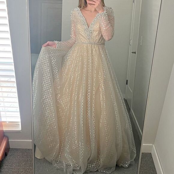 Mac Duggal Lace Gown Size 6 - Picture 7 of 16